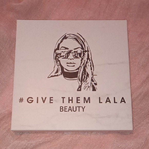 Give Them Lala Beauty The Grown Woman Eyeshadow Palette - Vibrant Shades - Picture 2 of 5